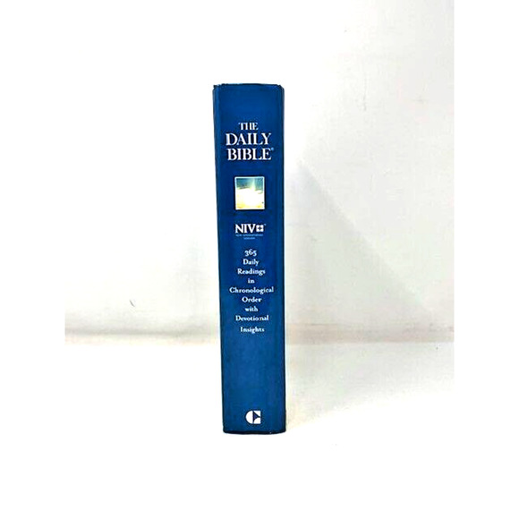 The Daily Bible: 365 Daily Readings NIV Guideposts - Hardcover - Picture 3 of 6